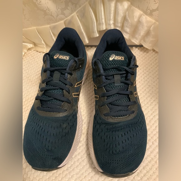 ASICS - Picture 3 of 10